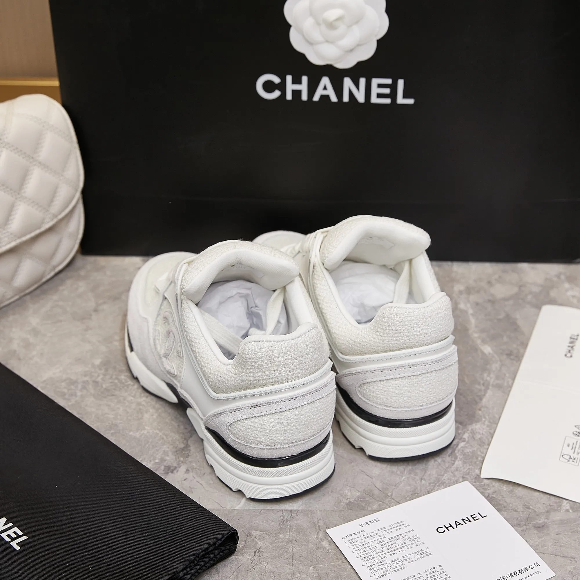 Men's shoes pP700! Chanel Chanel - 2024 counter top casual sneakers This classic design; the upper is embroidered with various techniques; the outsole is fashionable and sporty; the outsole is stylish and sporty; it incorporates a variety of color matching elements... The diversified mix and match is very good-looking and versatile, casual, fashionable, sports, and outdoor can be taken into account... ꫛꫀꪝ Go➫ Material: ❶Upper made of: original imported high silk cowhide suede + small fragrance fabric ❷Inner use: Original imported breathable sheepskin lining ❸ Outsole based on: Original TPU combination outsole Special counter boutique packaging complete set Women 35–41 Men 38-45
